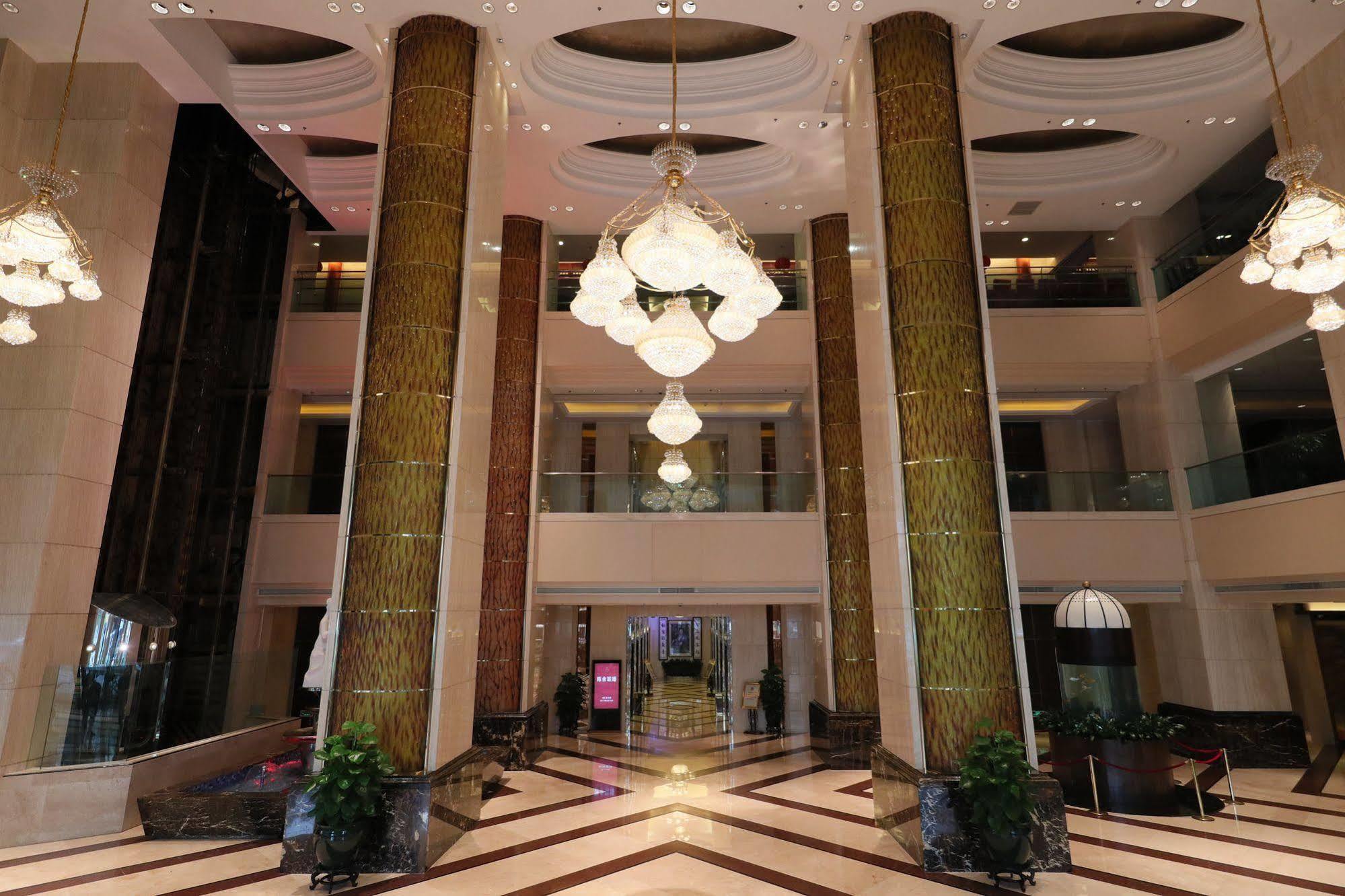 Renaissance Shenzhen Luohu Hotel Bagian luar foto